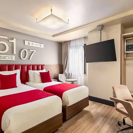 Ramada Pera فندق *